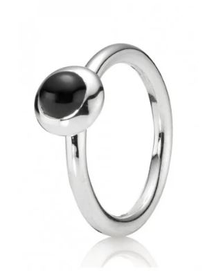 Deze prachtige Pandora Ring zwarte onyx 190608GP-56 is gemaakt van glanzend 14-karaats goud en heeft een imposante zwarte onyx steen als eyecatcher. De ring is perfect voor zowel alledaagse als formele gelegenheden en kan solo gedragen worden of gestapeld met andere ringen voor een gelaagde look. Een tijdloos en elegant sieraad dat elke outfit compleet maakt!