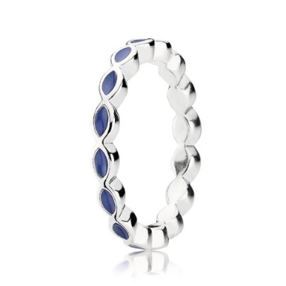 Deze prachtige Pandora ring is gemaakt van zilver met blauwe emaille details. De ring is maat 56 en heeft een subtiele en elegante uitstraling. Het beste is om deze ring te dragen als een eyecatcher op zichzelf of te combineren met andere zilveren sieraden voor een complete look. Voeg deze unieke ring toe aan je collectie voor een vleugje kleur en stijl.