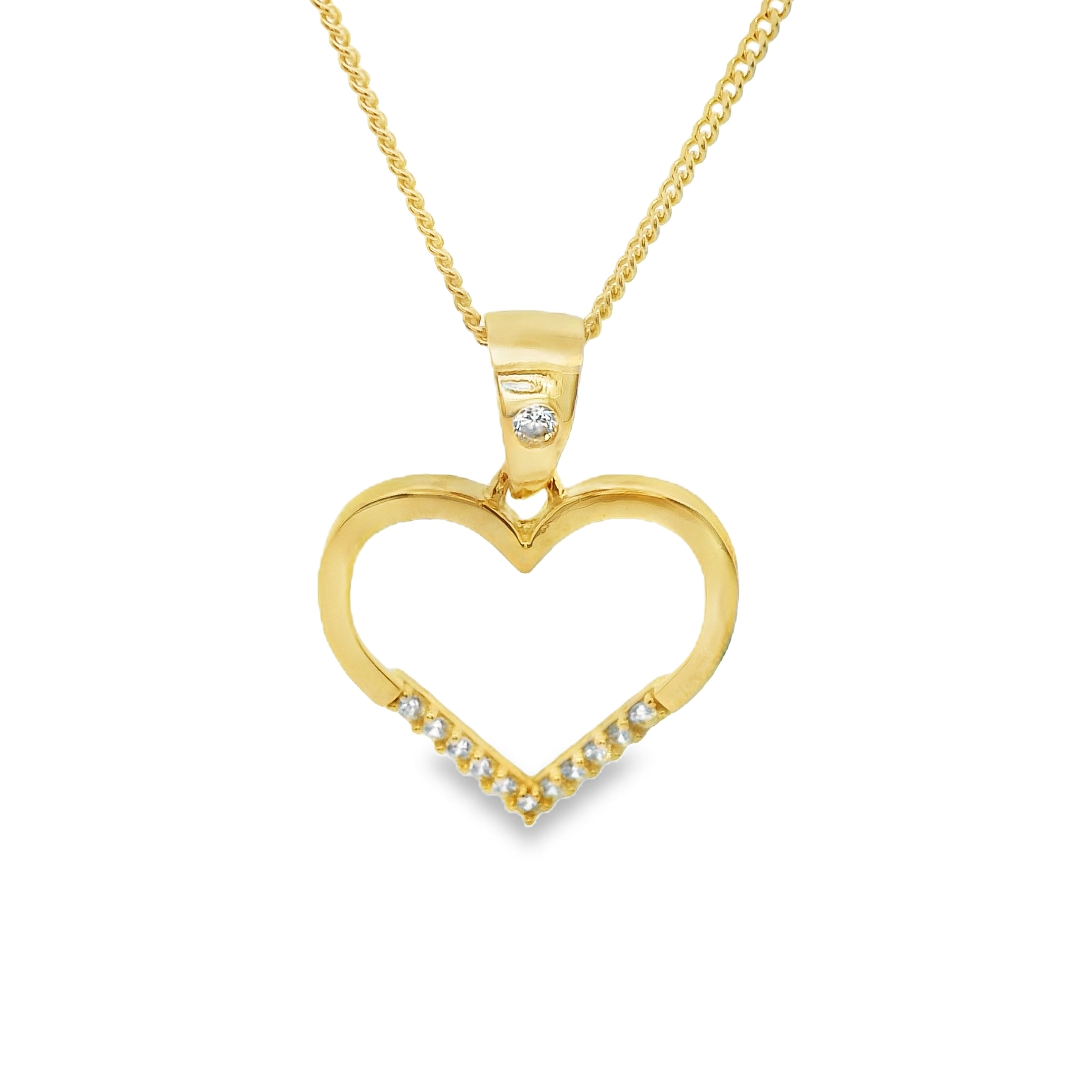 Deze hanger van Louis Bros is vervaardigd uit 14 karaat geelgoud met zirkonia (0.98 gr.).
Deze hanger in de vorm van een hartje met zirkonia is een schitterend symbool van liefde en elegantie. De warme glans van het geelgoud gecombineerd met de sprankelende zirkonia maakt dit sieraad tot een echte blikvanger. Het hartje staat voor genegenheid en verbondenheid, terwijl de fonkelende zirkonia een vleugje luxe toevoegt. Dit tijdloze sieraad is perfect als cadeau voor een geliefde of als een persoonlijke accessoire om elke dag te dragen.