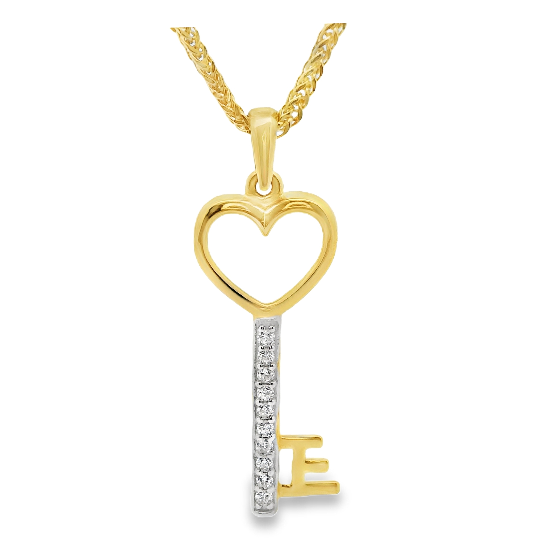 Deze hanger van Louis Bros is vervaardigd uit 14 karaat geelgoud met zirkonia (1.26 gr.).
Deze hanger in de vorm van een sleutel met zirkonia combineert elegantie en symboliek. Het contrast tussen wit- en geelgoud geeft de hanger een verfijnde uitstraling, terwijl de sprankelende zirkonia's een vleugje glamour toevoegen. De sleutel staat symbool voor toegang tot nieuwe mogelijkheden en geheimen, waardoor deze hanger niet alleen een stijlvol sieraad is, maar ook een betekenisvol geschenk. Perfect om elke outfit te verfraaien en een subtiele boodschap van hoop en nieuwe kansen mee te dragen.