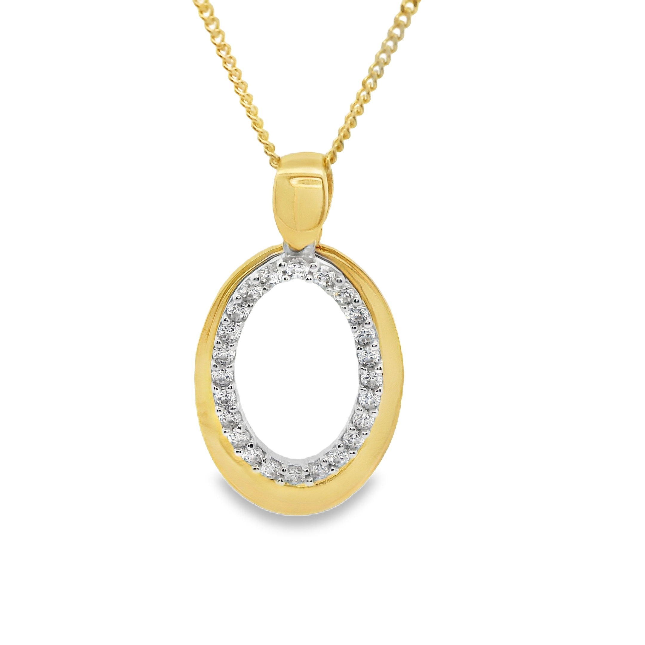 Deze hanger van Louis Bros is vervaardigd uit 14 karaat bicolor met zirkonia (1.73 gr.).
Deze hanger met zirkonia en een prachtig design combineert stijl en verfijning. De mix van wit- en geelgoud creëert een elegant contrast, terwijl de fonkelende zirkonia-steentjes de hanger een luxueuze uitstraling geven. Het doordachte ontwerp maakt deze hanger tot een tijdloos sieraad dat zowel modern als klassiek oogt. Perfect voor wie op zoek is naar een uniek stuk dat zowel de aandacht trekt als een subtiele touch van glamour toevoegt aan elke outfit.