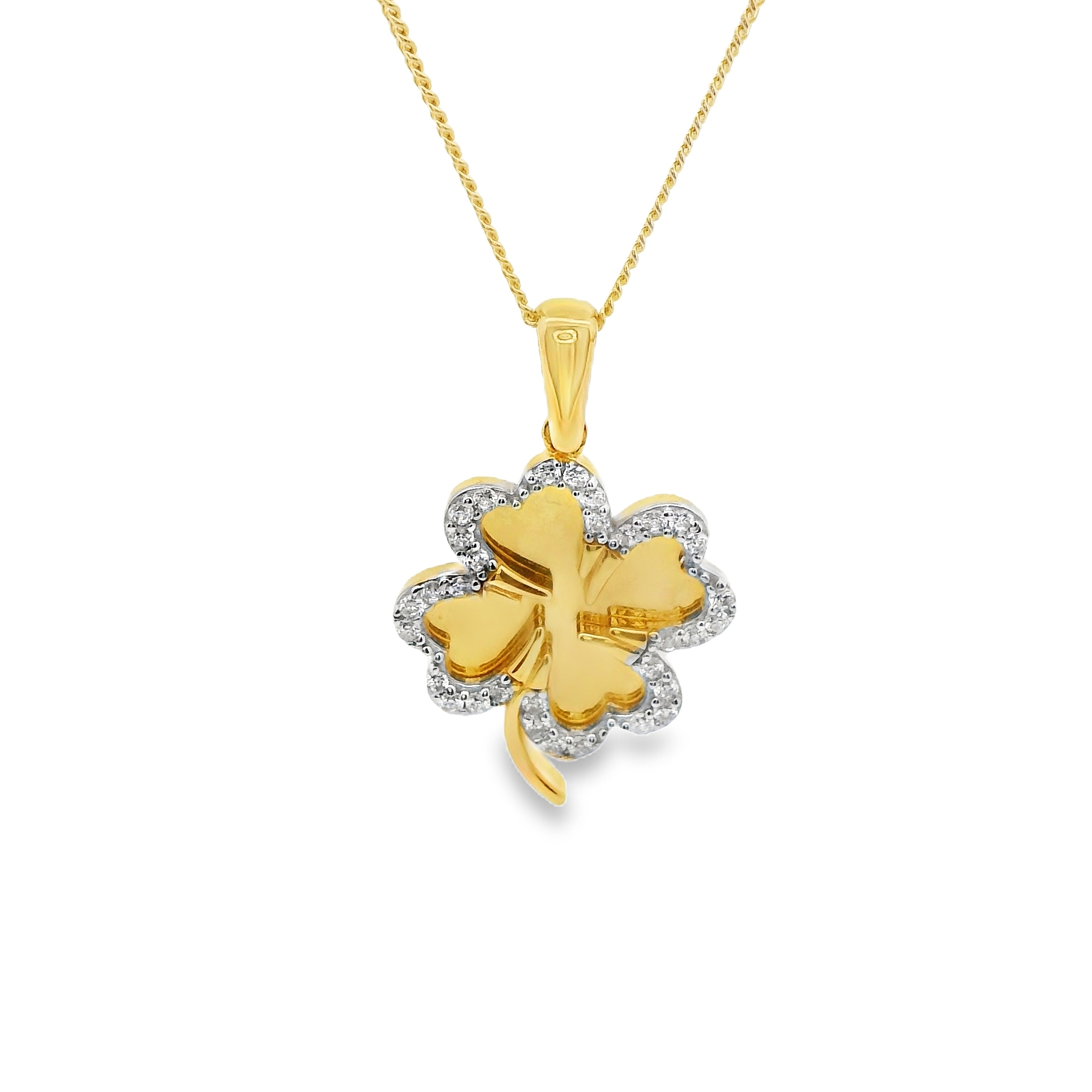 Deze hanger van Louis Bros is vervaardigd uit 14 karaat geelgoud met zirkonia (2.16 gr).
Deze hanger met een zirkonia klavertje vier straalt elegantie en geluk uit. Het klavertje vier, traditioneel een symbool van voorspoed, wordt extra stralend door de sprankelende zirkonia's die in het ontwerp zijn verwerkt. De warme gloed van geelgoud geeft het sieraad een tijdloze uitstraling, perfect voor elke gelegenheid. Deze hanger is een prachtig en betekenisvol accessoire dat zowel stijl als een vleugje geluk met zich meebrengt.