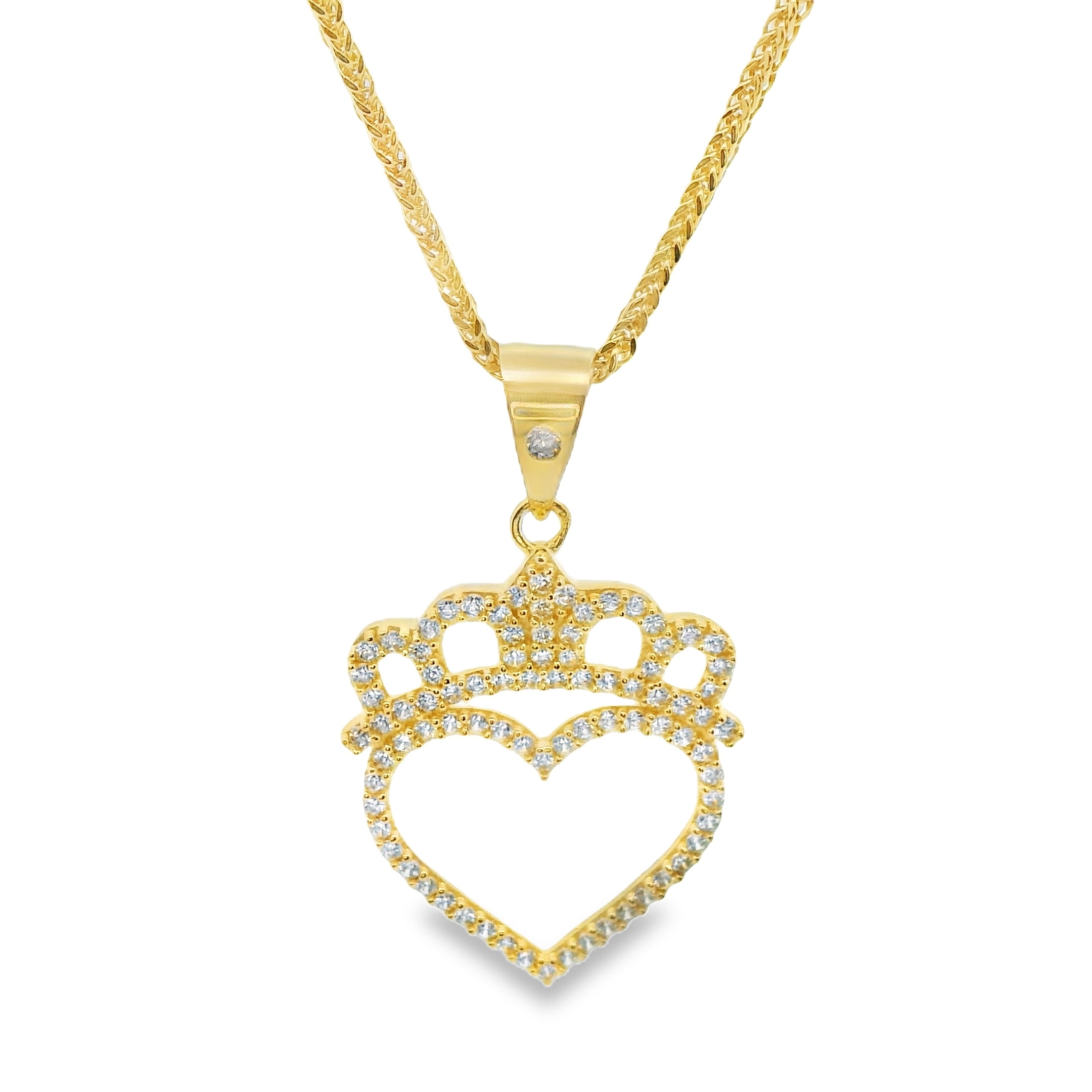 Deze hanger van Louis Bros is vervaardigd uit 14 karaat geelgoud met zirkonia (1.92 gr.).
Deze hanger met een zirkonia hart en kroon straalt luxe en liefde uit. Het sierlijke hart, versierd met fonkelende zirkonia-steentjes, symboliseert ware liefde en passie, terwijl de kroon erboven staat voor koninklijke elegantie en waardigheid. Dit prachtige sieraad is een koninklijk statement dat de drager een gevoel van pracht en betekenis geeft, ideaal voor iemand die je op een bijzondere manier wilt eren.