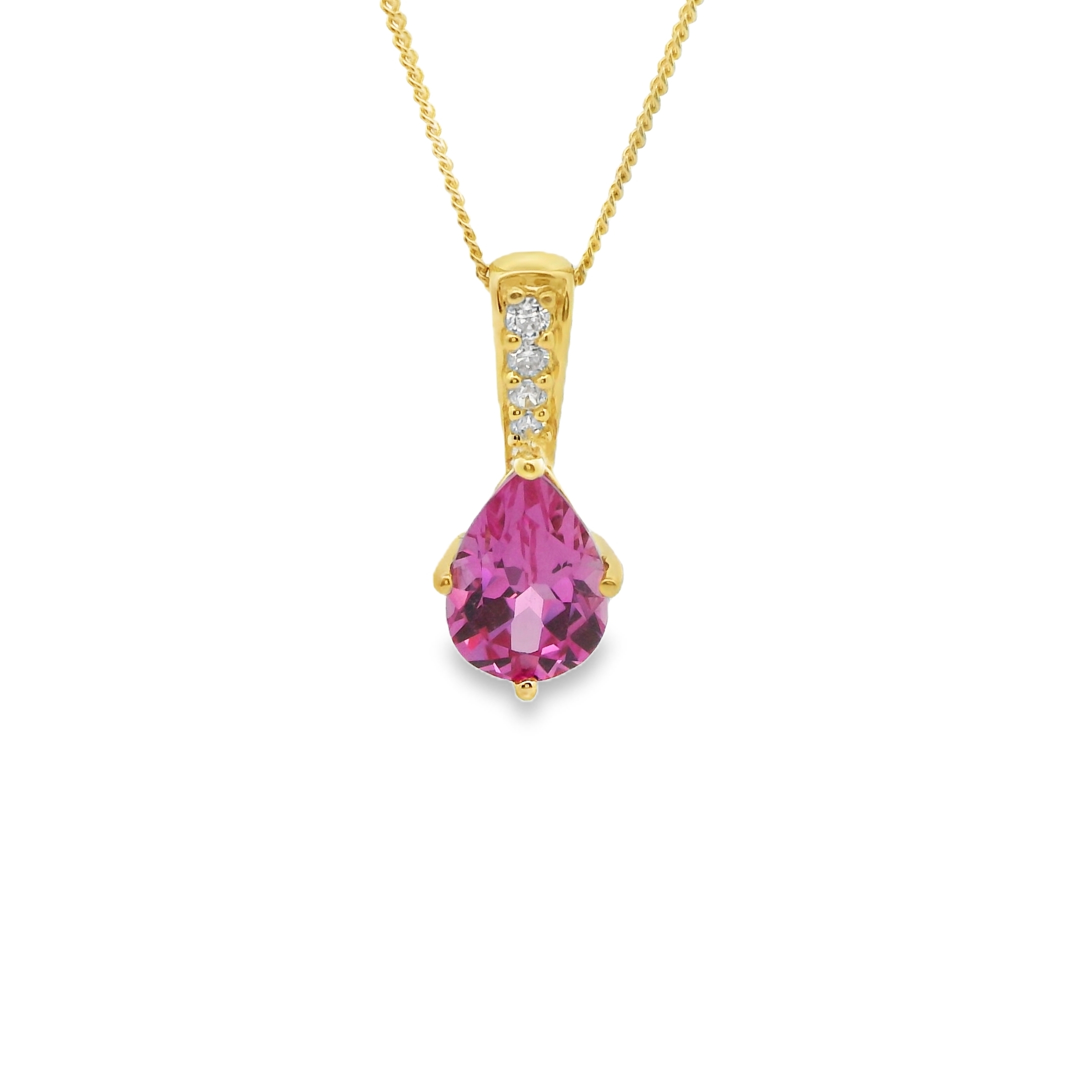 Deze hanger van Louis Bros is vervaardigd uit 14 karaat geelgoud met zirkonia (1.61 gr.).
Deze hanger met een roze zirkonia straalt vrouwelijke elegantie en verfijning uit. De warme tint van het geelgoud vormt een prachtig contrast met de sprankelende roze zirkonia, die het sieraad een zachte, romantische uitstraling geeft. Deze hanger is perfect voor wie een vleugje kleur en luxe aan zijn of haar look wil toevoegen, met een sieraad dat zowel stijlvol als tijdloos is. Een prachtig accessoire voor elke gelegenheid.