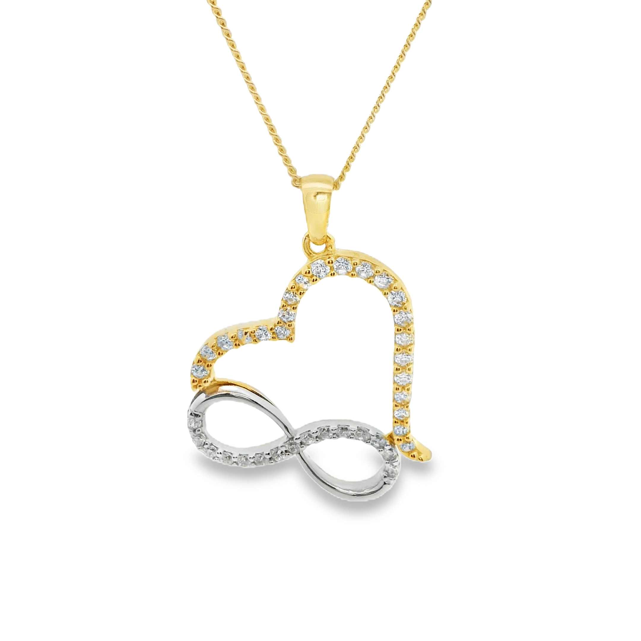 Deze hanger van Louis Bros is vervaardigd uit 14 karaat bicolor (1.72 gr).
Deze hanger in de vorm van een hartje en infinity-teken, versierd met zirkonia, symboliseert oneindige liefde en verbondenheid. De combinatie van wit- en geelgoud geeft het sieraad een verfijnd contrast, terwijl de fonkelende zirkonia's een vleugje glamour toevoegen. Dit elegante en betekenisvolle sieraad is perfect voor wie zijn of haar onvoorwaardelijke liefde wil uitdrukken. Een tijdloos cadeau en een prachtige toevoeging aan elke sieradencollectie.