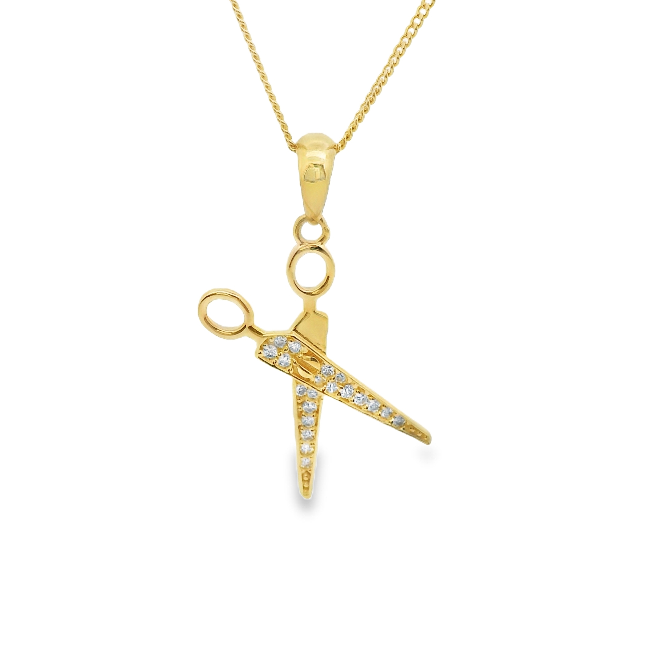Deze hanger van Louis Bros is vervaardigd uit 14 karaat geelgoud met zirkonia (1.22 gr.).
Deze hanger in de vorm van een schaar, versierd met zirkonia, is een uniek en stijlvol sieraad. De sprankelende zirkonia's geven de hanger een vleugje glamour, terwijl de schaar symbool staat voor creativiteit, precisie en vakmanschap. Dit opvallende sieraad is perfect voor wie een passie voor mode, kunst of ambacht wil uitdrukken, en voegt een persoonlijk en speels accent toe aan elke outfit.
