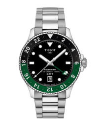 De Tissot Seastar 1000 Quartz GMT is een stoer horloge met een quartz uurwerk en GMT-functie. Het heeft een waterdichtheid tot 300 meter, een keramische bezel en saffierglas. De beste manier om dit horloge te dragen is bij sportieve en casual outfits. Combineer het met een poloshirt en jeans voor een stijlvolle look.

Draag dit horloge met trots en laat het je outfit completeren met zijn sportieve uitstraling.