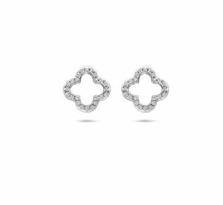 Gerhodineerd 925 zilveren oorknoppen in de vorm van een klavertje uitgevoerd met zirkonia. De oorknoppen hebben een afmeting van 9.5x9.5mm.
