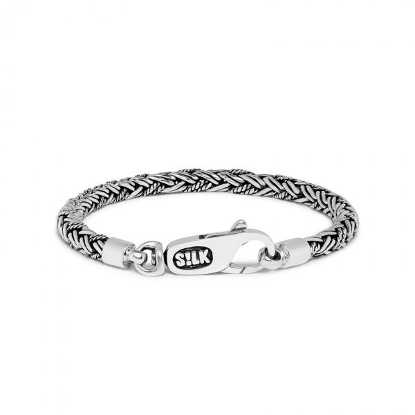 De Double fox 278 armband van SILK Jewellery is een zeer verfijnd gevlochten zilveren armbandje wat sluit middels een karabijn sluiting en daardoor soepel en rond om de pols valt. De gevlochten armband combineert twee stijlen in elkaar geweven vossenstaart structuren. Combineer tot een eigenzinnige creatie met bijvoorbeeld een lederen SILK 830 armbandje of een van de andere smalle ronde armbandjes uit de SILK Jewellery collectie. SILK onderscheid zich met haar puur traditioneel vakmanschap en een verfrissend rebelse uitstraling. Hét eigenzinnige zilver merk heeft een zeer uitgebreide collectie handgemaakte sterling zilveren sieraden met zilver en leer. Haar zilver collectie staat bekend om haar massieve karakter, tijdloze stoere designs en verfijnde afwerking.
