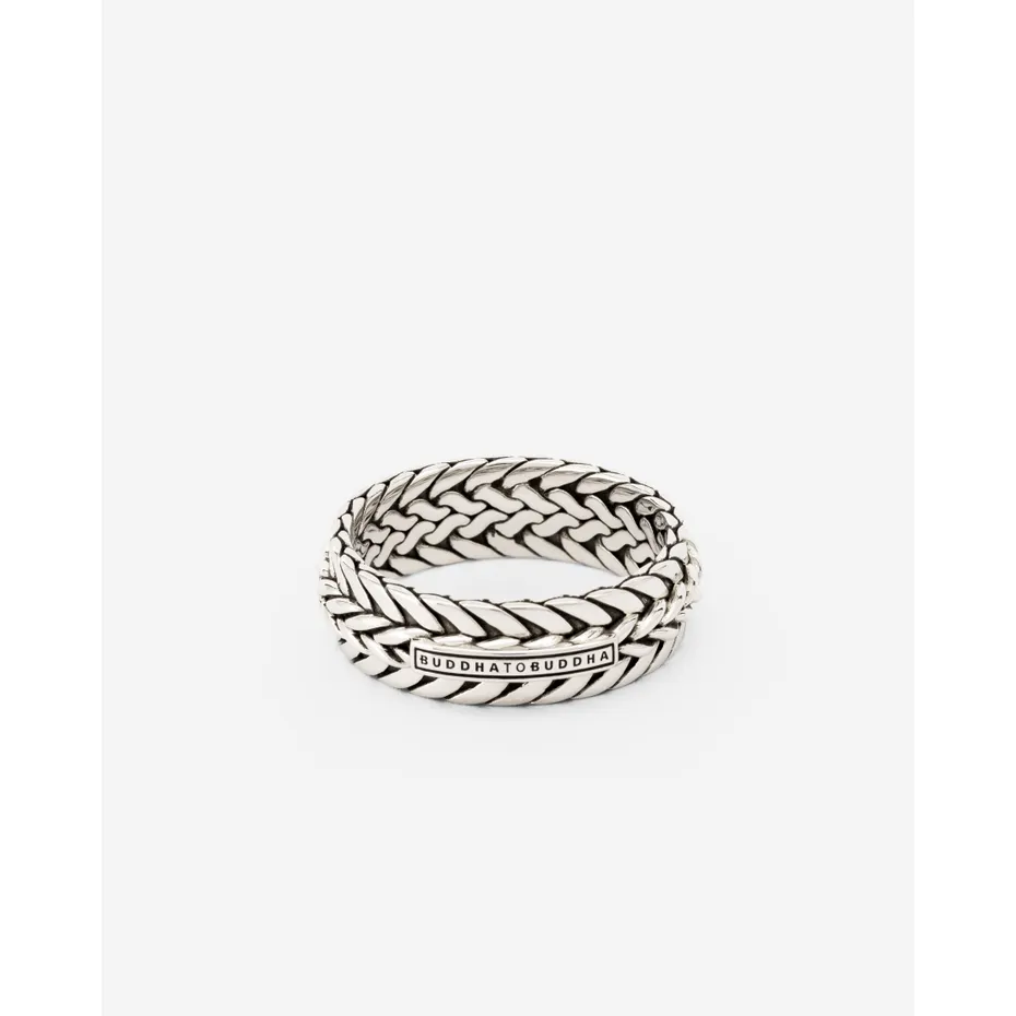 Omarm deze prachtige ring die past bij onze Ellen/Nurul mix ring. Handgemaakt met precisie, laat deze ring een nieuwe weeftechniek zien geïnspireerd op twee tijdloze klassiekers: Nurul en Ellen