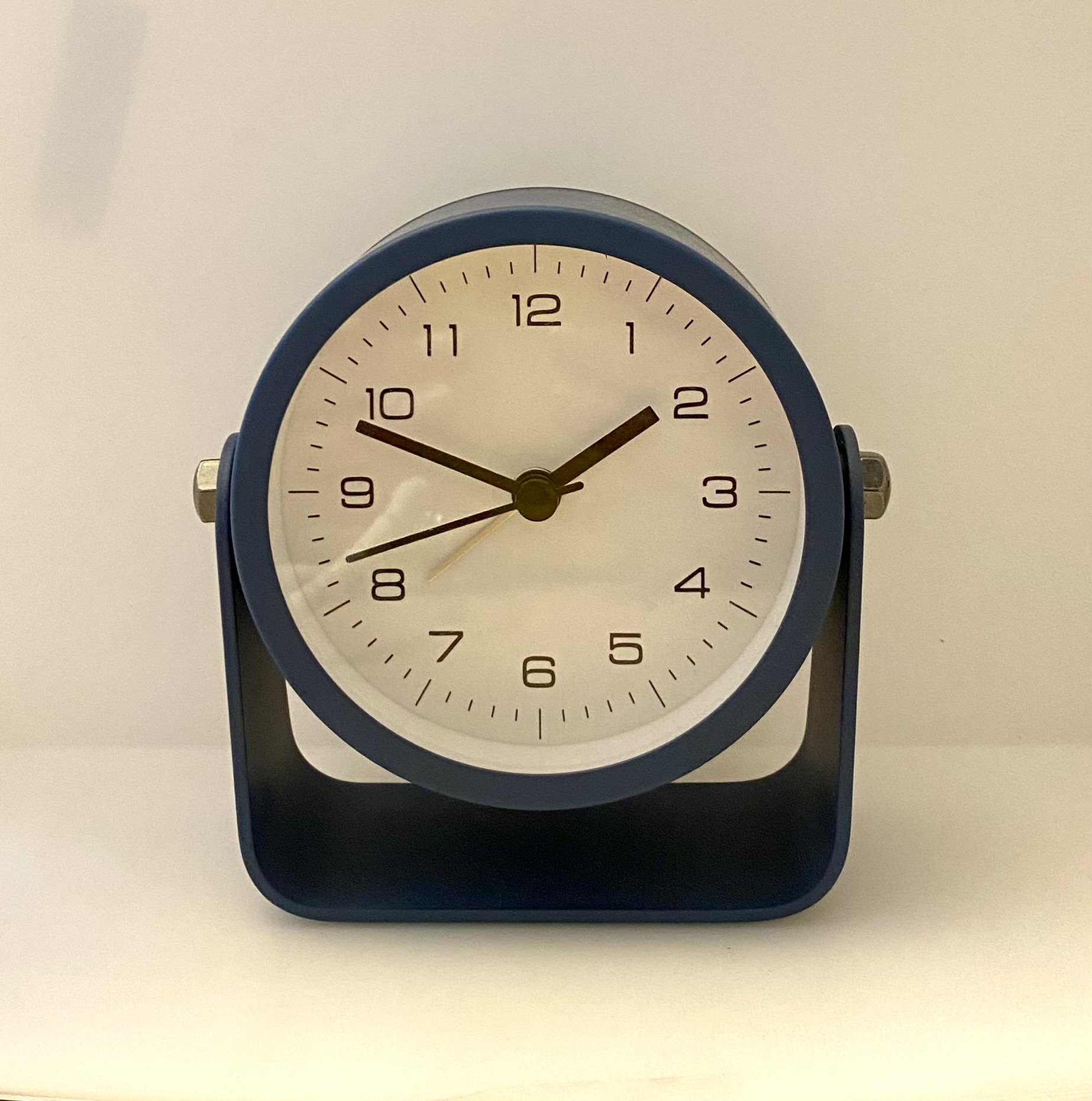 Wekker design heeft een minimalistische en strakke uitstraling, met een duidelijke wijzerplaat en opvallende wijzers. Het beste is om het op een nachtkastje te plaatsen voor een gemakkelijke zichtbaarheid in de ochtend. Met zijn eenvoudige en moderne design is deze wekker een perfecte toevoeging aan elk interieur. Stil uurwerk (sleep dus geen tik-tak) en met achtergrond verlichting 