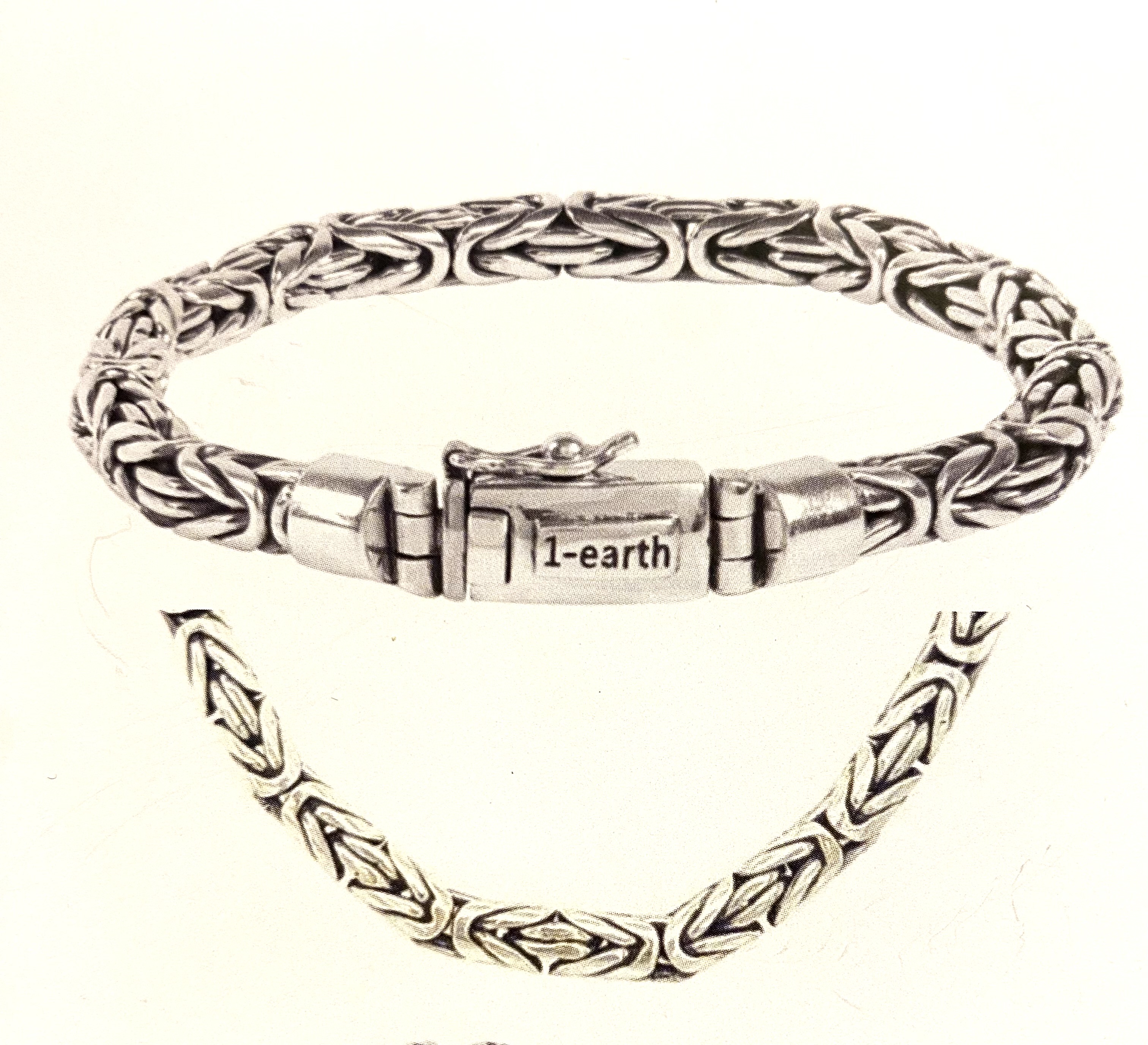 Deze prachtige Zilveren milano armband is gemaakt van hoogwaardig materiaal en heeft een elegante uitstraling.  Het beste draag je deze armband alleen voor een subtiele touch of combineer hem met andere armbanden voor een trendy layered look. Een must-have voor jouw sieradencollectie!