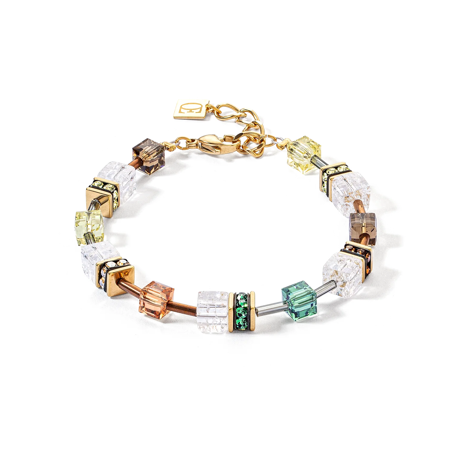  De GeoCUBE® Iconic Nature armband in aardetinten en goudkleur raakt de kern van de grounded glamour trend. Met een verfijnde combinatie van aardse kristallen en gebarsten bergkristalblokjes gezet in glanzend verguld staal, zet deze armband stijlvolle accenten. ideaal voor iedereen die op zoek is naar een armband die natuurlijkheid combineert met een vleugje glamour.
