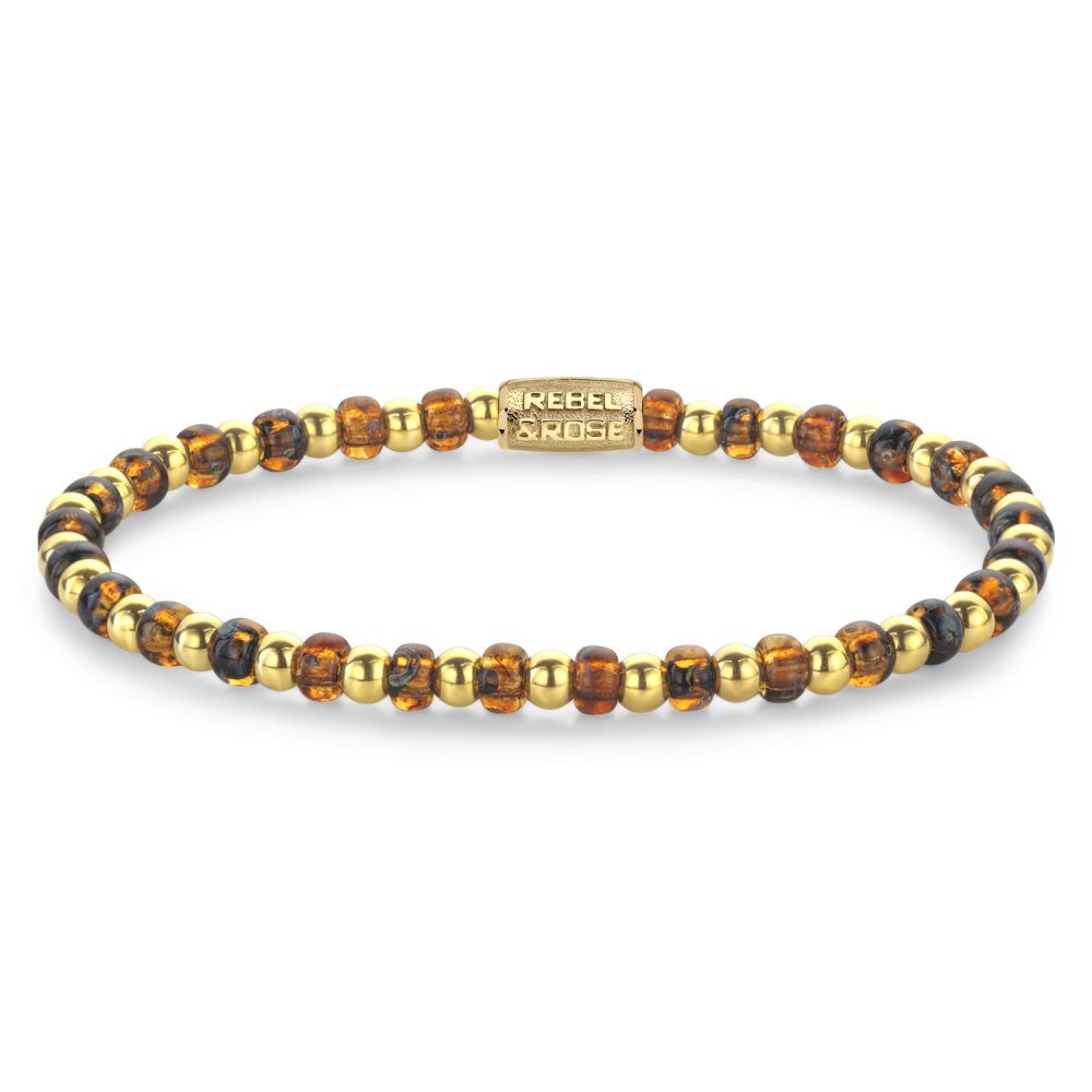 Bead armband met 4mm Natural Green Sandstone stenen. De sluiting is gemaakt van 18 karaat goud ion-plated edelstaal. Het Rebel & Rose sieraad is handgemaakt en makkelijk te combineren met onze andere kralenarmbanden.