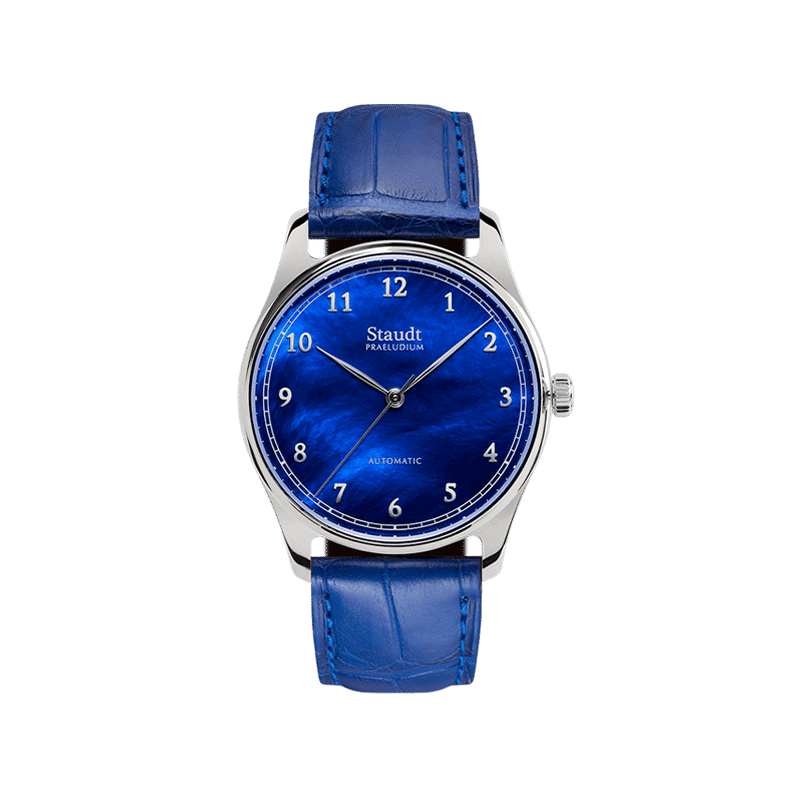 Het STAUDT HORLOGE model P31.051-A04 is een stijlvolle polshorloge met een blauwe band en een metalen kast. Het horloge heeft geen datumfunctie, waardoor het een eenvoudig en tijdloos ontwerp biedt. Draag het bij zowel formele als casual gelegenheden voor een verfijnde look. Geschikt voor dagelijks gebruik, het accentueert elke outfit elegant.