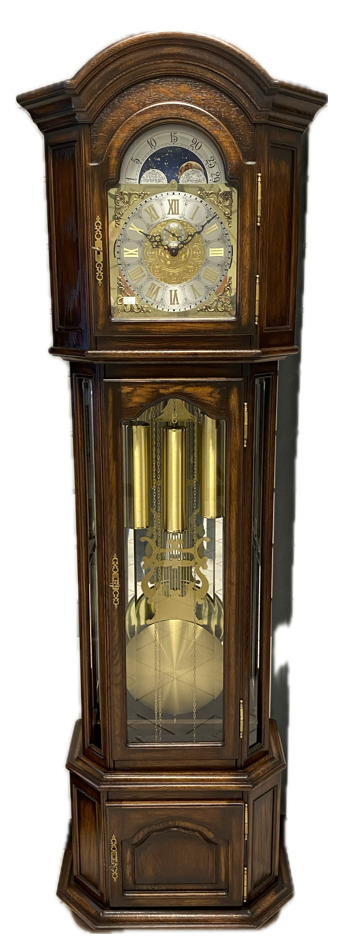 Traditionele staande klok in massief eiken kleur E50 met Patine.
Zwaar Kieninger ketting werk met West Minster slagwerk en automatische nacht uitschakeling.
Prijs op basis van afhaling. Levering en installatie mogelijk, prijs afhankelijk van de locatie. Vraag naar de voorwaarden.

