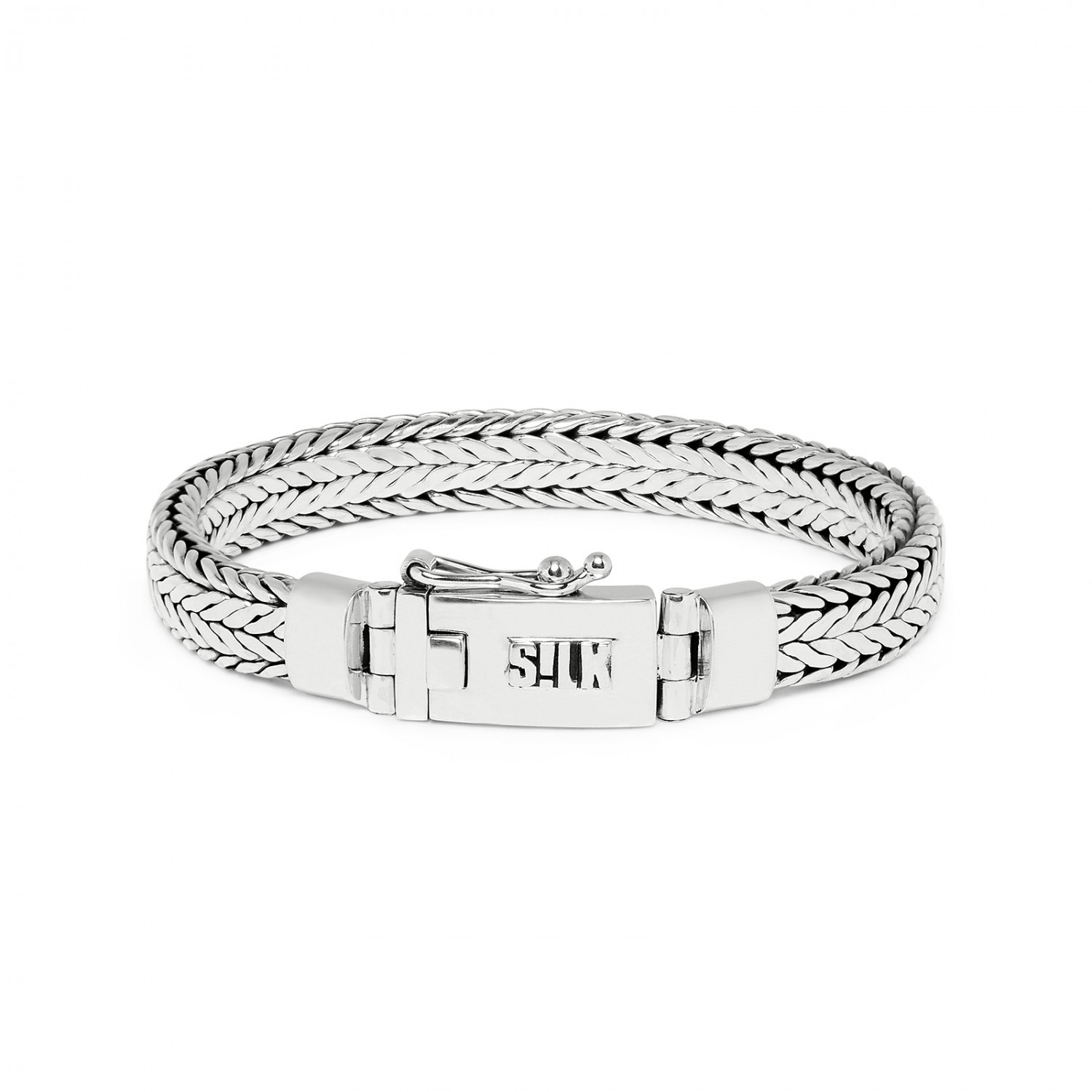 ALPHA Collectie
Sierlijke sterling zilveren armband gemaakt van een fijne platte vlechtstructuur. Deze armband kan gedragen worden door zowel mannen als vrouwen. De armband wordt in een mooie luxe geschenkverpakking verpakt. 