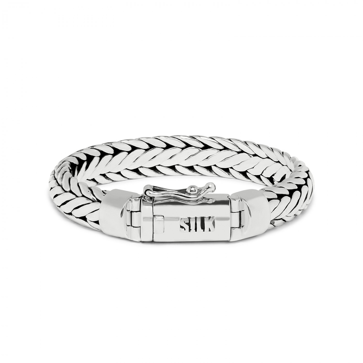 Deze Balinees gevlochten zilveren armband is een echte favoriet. De band is ongeveer 7mm breed en siert zowel mooi aan mannen als vrouwen polsen. De armband combineert ook erg mooi naast een van de andere ronde armbanden uit de Zipp collection serie of met een leuk leren bandje uit de SILK collectie. De armband wordt in een mooie luxe geschenkverpakking verpakt. 