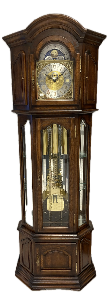 Traditionele staande klok in massief eiken kleur E50 met Patine.
Zwaar Kieninger ketting werk met West Minster slagwerk en automatische nacht uitschakeling.
Prijs op basis van afhaling. Levering en installatie mogelijk, prijs afhankelijk van de locatie. Vraag naar de voorwaarden.