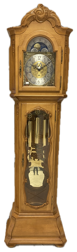 Traditionele staande klok in massief eiken kleur E15 met Patine.
Zwaar Kieninger kabel werk met West Minster slagwerk en automatische nacht uitschakeling.
Prijs op basis van afhaling. Levering en installatie mogelijk, prijs afhankelijk van de locatie. Vraag naar de voorwaarden.