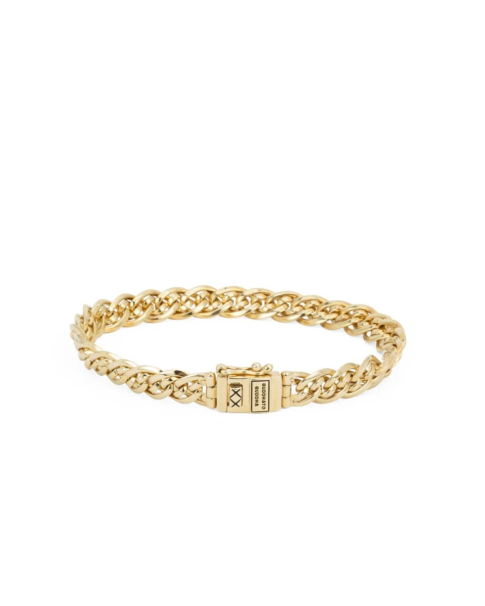 De Nathalie Mini is een subtiele variant van een van onze meest iconische Buddha to Buddha armbanden. Het ontwerp is een van de bekendste schakels uit onze collectie! De aparte dubbele schakels, die typisch zijn voor de Nathalie, maakt deze armband tot een echt meesterwerk. Elke schakel is zorgvuldig met de hand gevormd, een getuigenis van de toewijding en het vakmanschap van onze ambachtslieden. Ontworpen in Amsterdam en handgemaakt in Zuid-Oost Azië van gerecycled zilver met een premium goudlaag van 3.0 micron. De laag goud is gemiddeld 5 maal dikker dan reguliere gold plated items en gemaakt van 18-karaat goud.