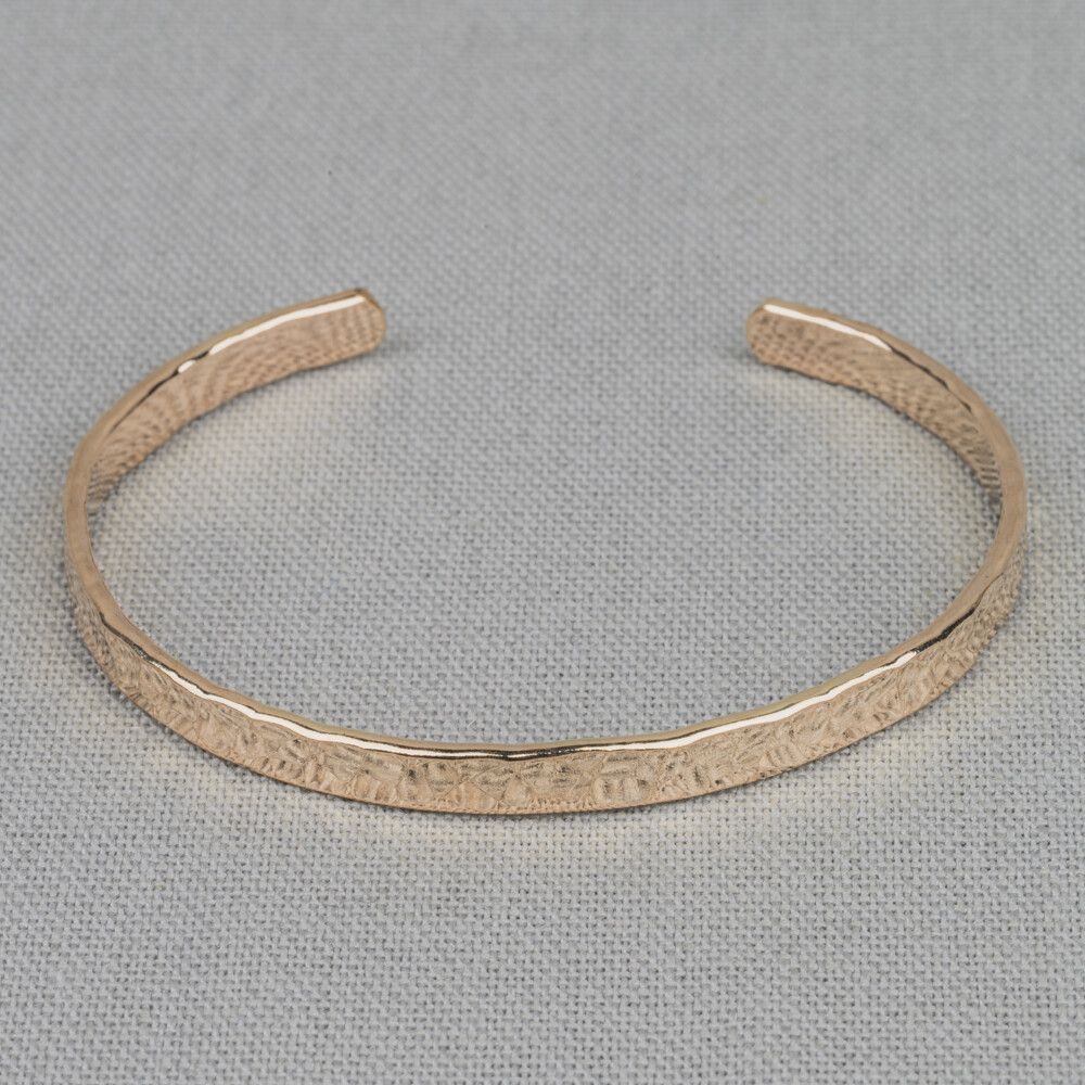 Klemarmband van Jéh Jewels, gemaakt van Goldfilled. De armband past goed bij de trend van nu, het combineren van verschillende edelmetalen. De armband heeft een opening zodat hij vrijwel om iedere pols past.