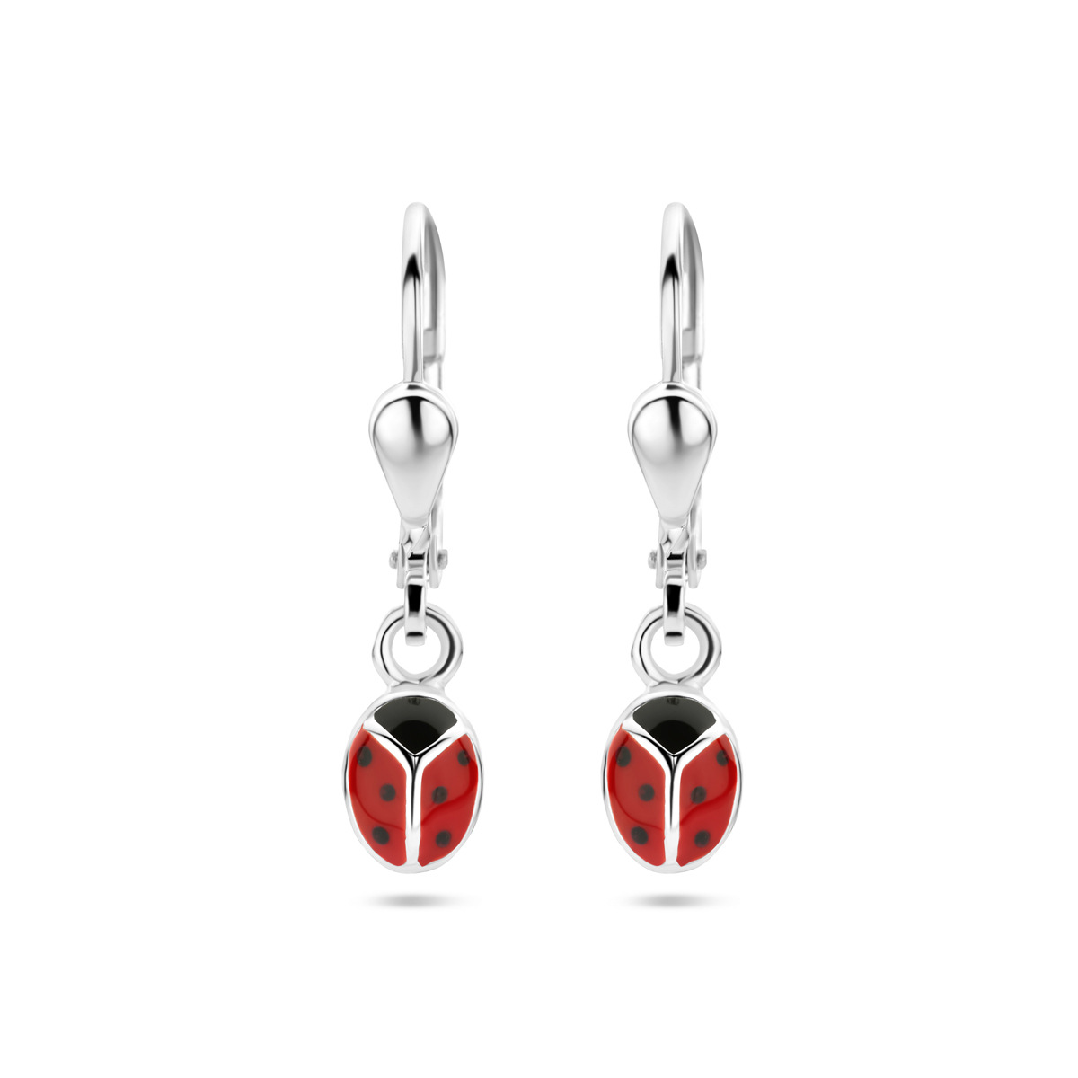 925 Zilveren oorhangers in de vorm van een lieveheersbeestje. De oorhangers hebben een totale hoogte van 22mm.