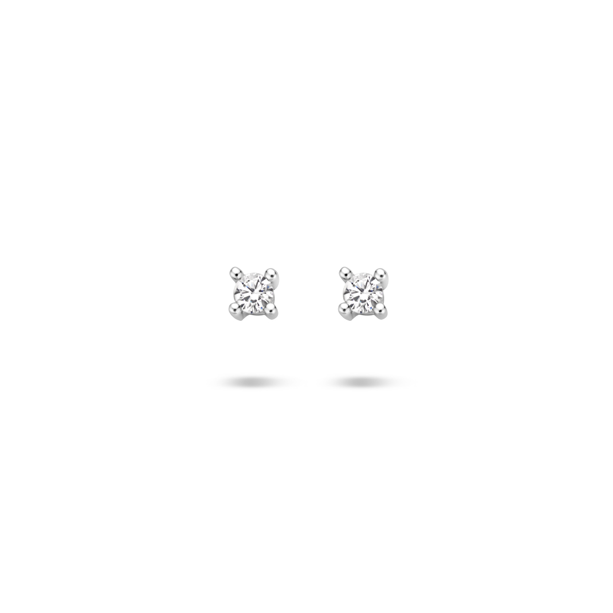 Beschrijving: Gerhodineerd zilveren oorknoppen met zirkonia. 
Doelgroep: dames
Breedte: 2.5 mm
Hoogte: 2.5 mm
Zetting: solitaire (chatonzetting)