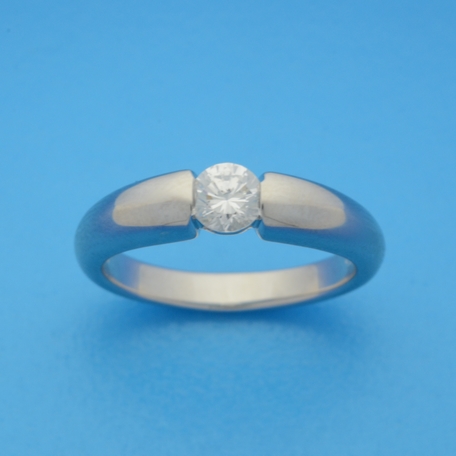 zilveren ring, glad/bol+zirconia mt56



Zetting: span zetting