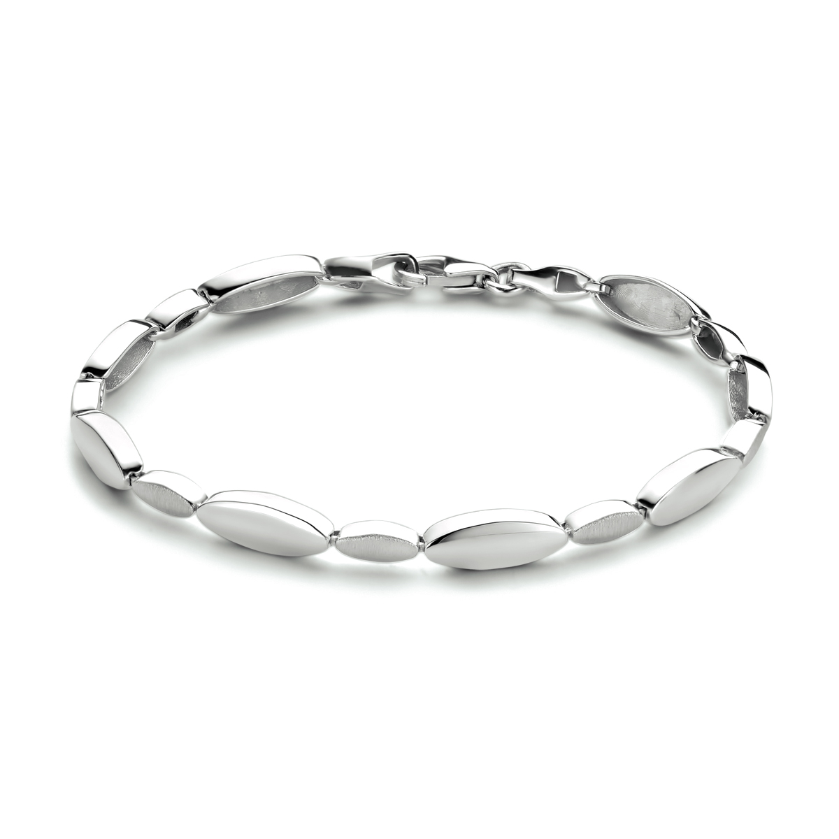 Gerhodineerd 925 zilveren armband uitgevoerd met een poli/matte afwerking en een stevige karabijn sluiting. De armband heeft een breedte van 5.2mm en een draaglengte van 19cm.