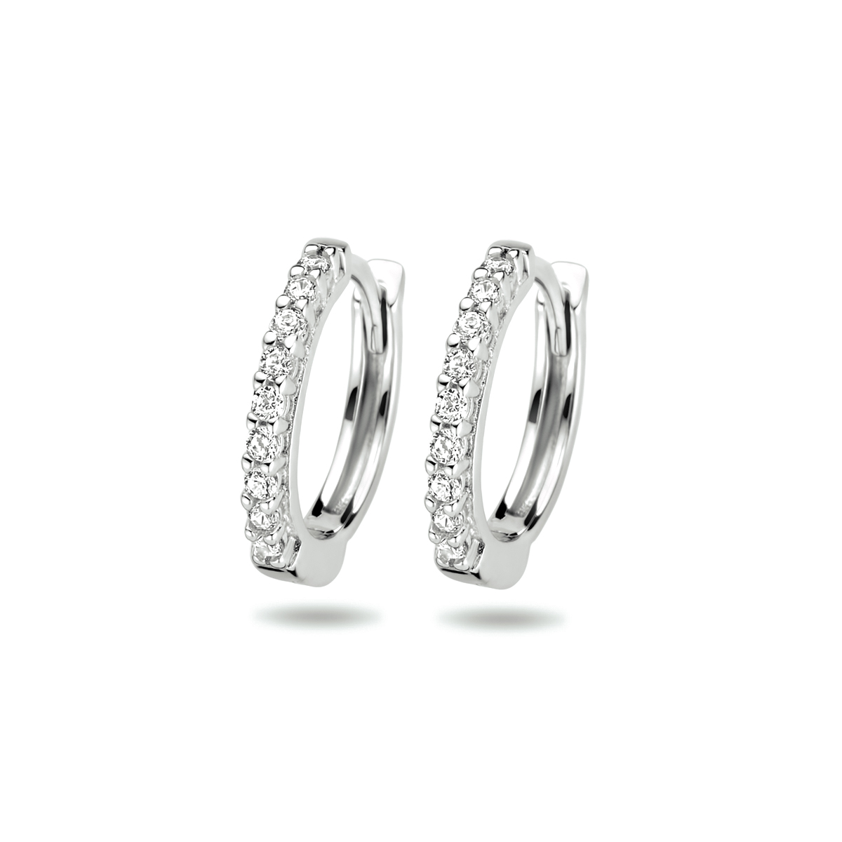 Gerhodineerd 925 zilveren klapoorringen uitgevoerd met een schitterende zirkonia rij. De oorringen hebben een afmeting van 13x2mm.