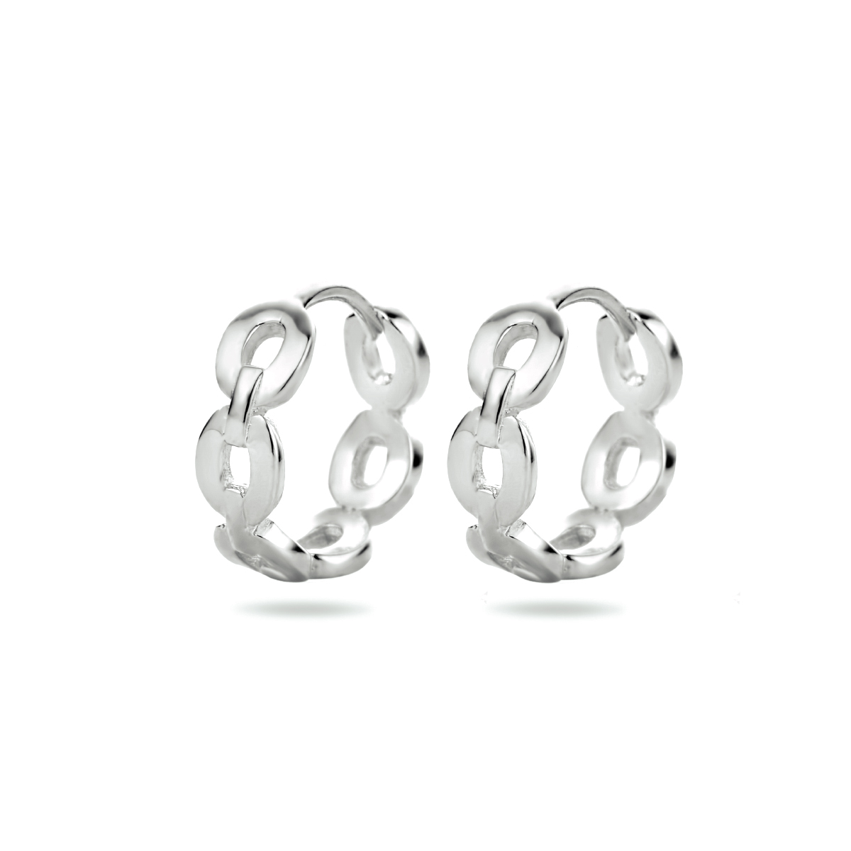 Gerhodineerd 925 zilveren klapoorringen uitgevoerd in schakelvorm. De klapoorringen hebben een afmeting van 12x3.5mm