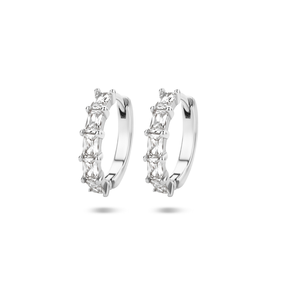 Gerhodineerd 925 zilveren klapoorringen uitgevoerd met een schitterende zirkonia rij. De oorringen hebben een afmeting van 13.5x3mm.