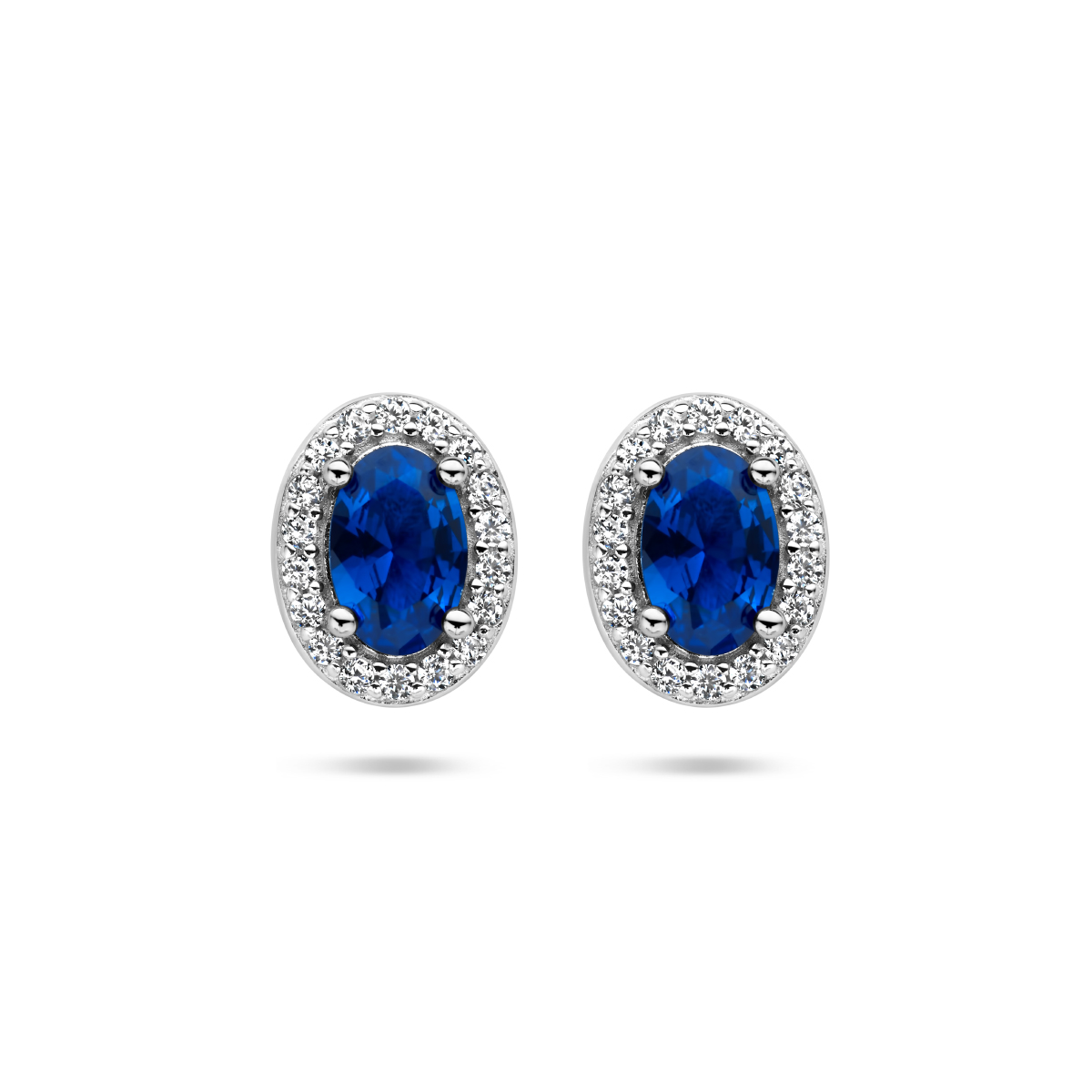 Gerhodineerd 925 zilveren oorknoppen uitgevoerd met blauw zirkonia. De oorknoppen hebben een afmeting van 9x7mm.