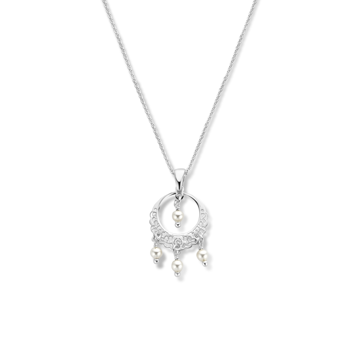 Gerhodineerd 925 zilveren collier met een hanger in filigrain stijl, swarovski parels en een karabijn sluiting. Het collier heeft een draaglengte van 45cm en een extensie van 5cm. De schakelbreedte is 1.1mm.