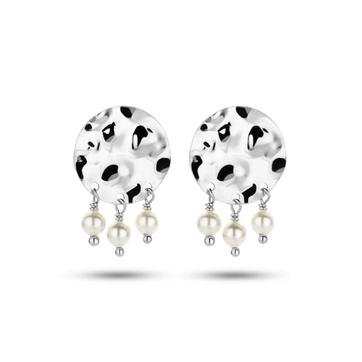 Gerhodineerd 925 zilveren oorhangers uitgevoerd met een gehamerde plaat van 16mm en synthetische parels van 4mm. De oorhangers hebben een totale hoogte van 25mm.