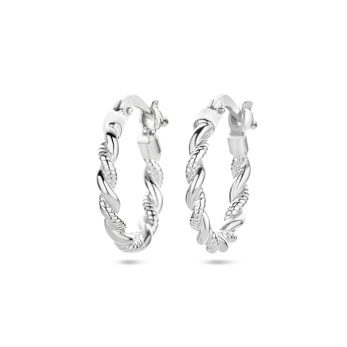 Gerhodineerd 925 zilveren oorringen met een dikte van 2.0mm.