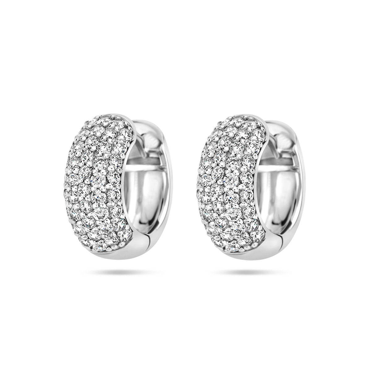 Gerhodineerd 925 zilveren klapoorringen uitgevoerd met zirkonia. De oorringen hebben een diameter van 15.5mm.