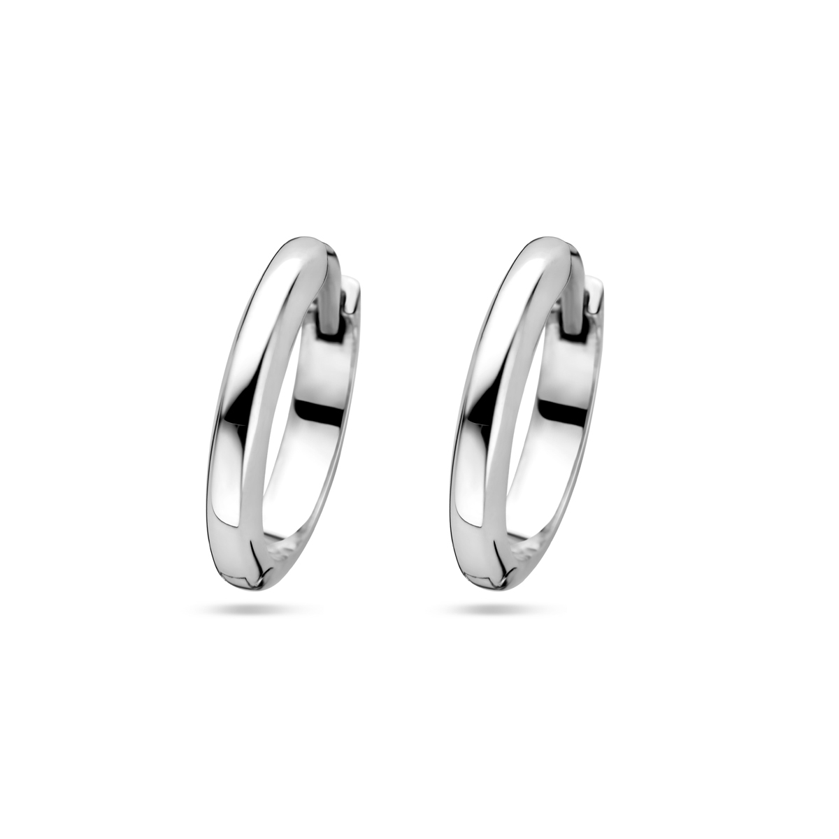 Gerhodineerd 925 zilveren klapoorringen met een halfronde buis. De oorringen hebben een dikte van 3mm.
