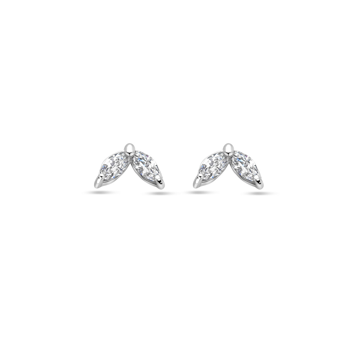 Gerhodineerd 925 zilveren oorknoppen uitgevoerd met zirkonia. De oorknoppen hebben een afmeting van 4x7mm.
