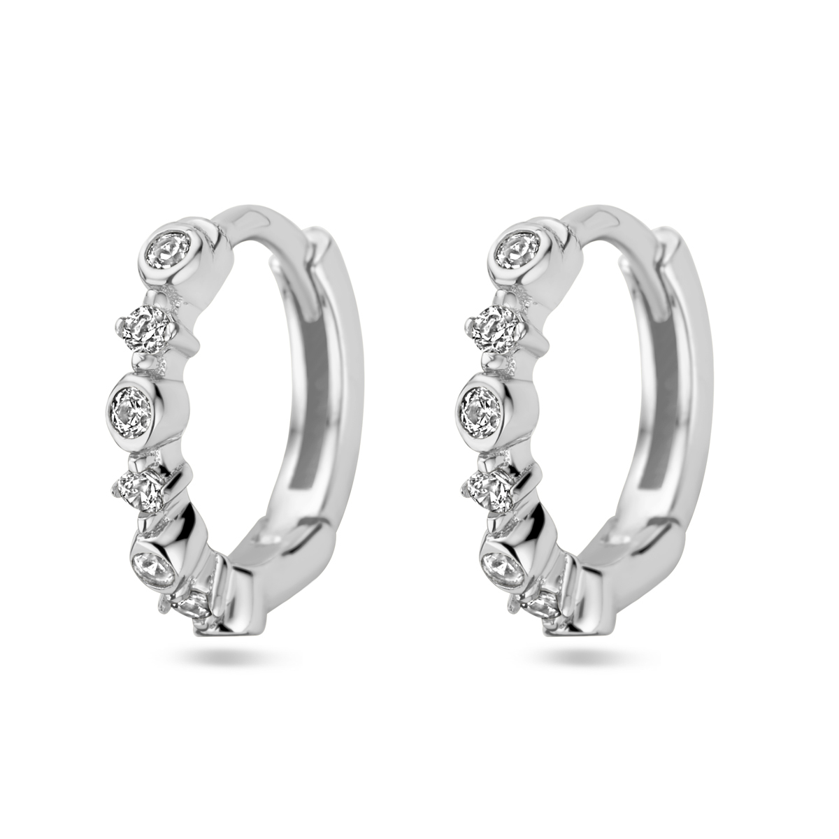 Gerhodineerd 925 zilveren klapoorringen uitgevoerd met zirkonia. De klapoorringen hebben een afmeting van 11.5x2mm.