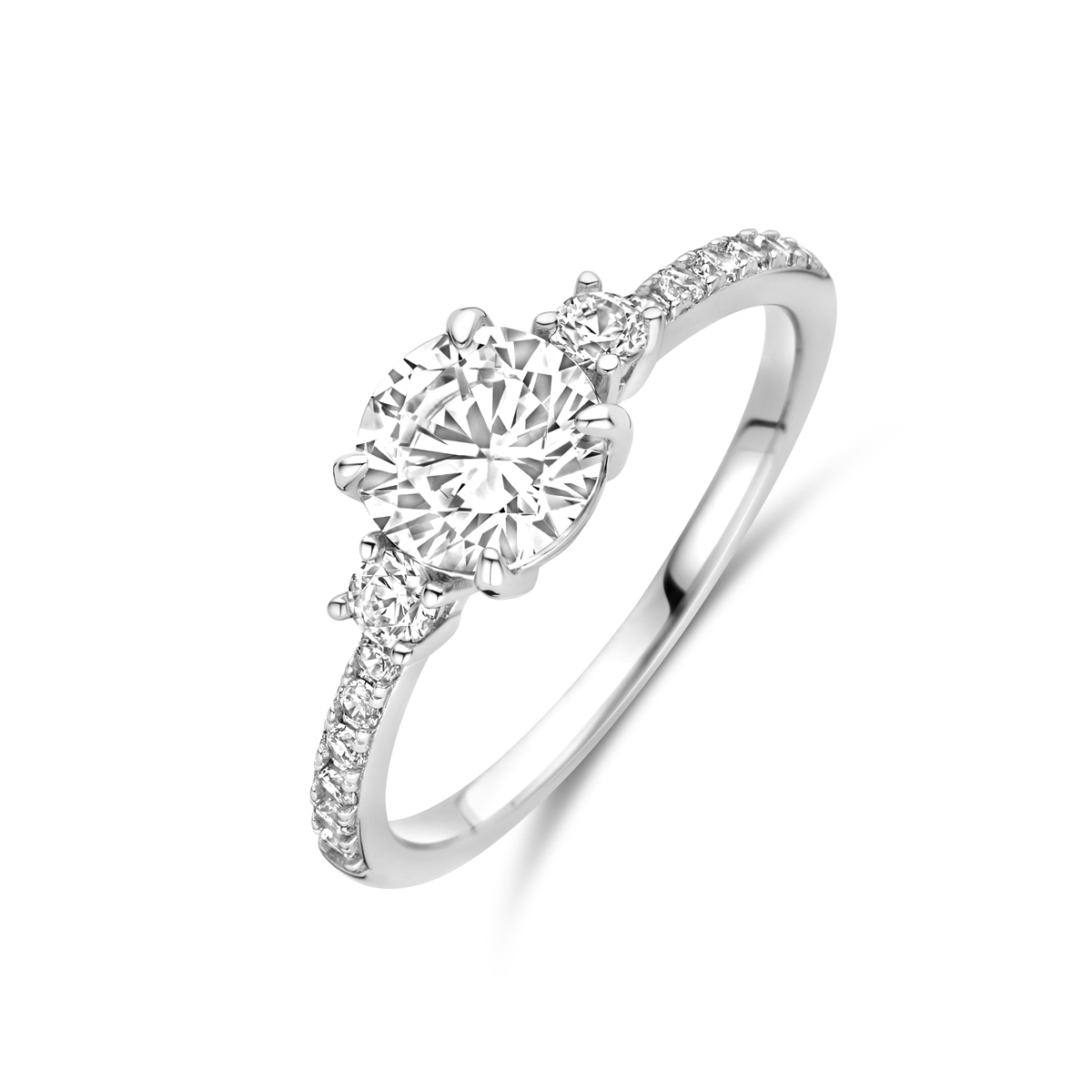 Gerhodineerd 925 zilveren ring uitgevoerd met zirkonia. De ring heeft een breedte van 6.5mm.