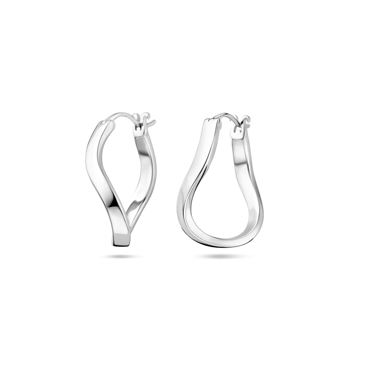 Gerhodineerd 925 zilveren oorringen met een afmeting van 26x3.5mm.