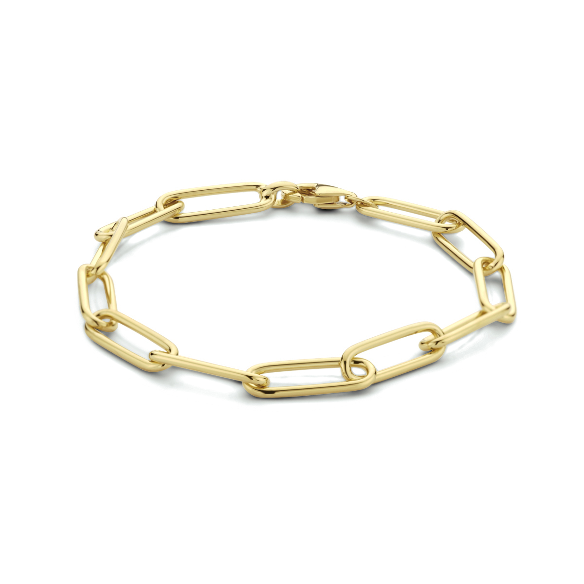 Geelgoud op 925 zilveren armband uitgevoerd met een paperclip schakel met een breedte van 5.6mm. De armband heeft een draaglengte van 19cm en een stevige karabijn sluiting. Geen garantie op plating.