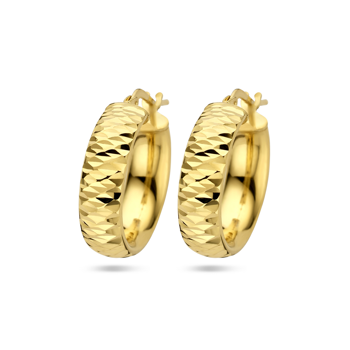 Geelgoud op 925 zilveren oorringen met een breedte van 6mm. Geen garantie op plating.