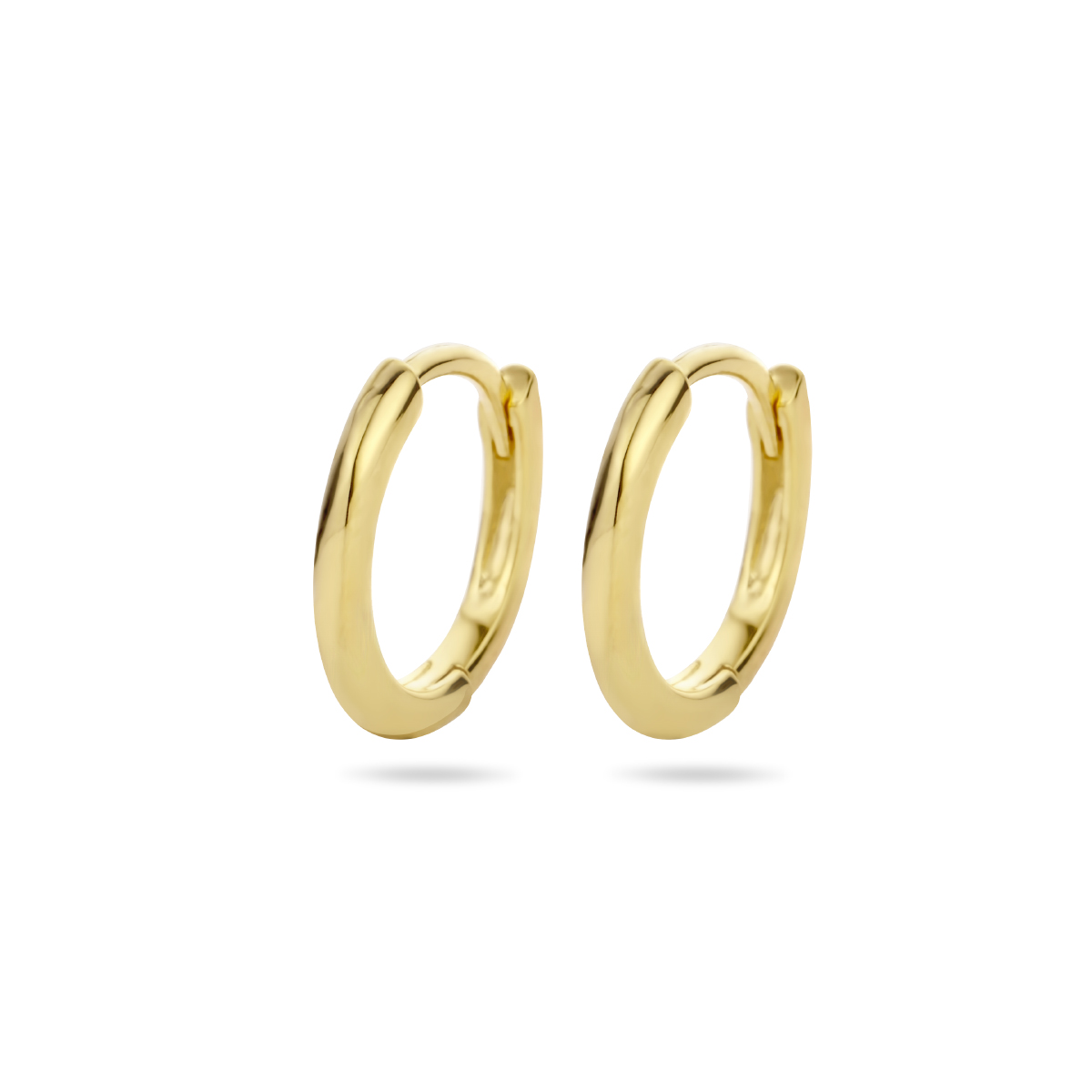 Geelgoud op 925 zilveren klapoorringen. De klapoorringen hebben een afmeting van 12.5x1.5mm. Geen garantie op plating.