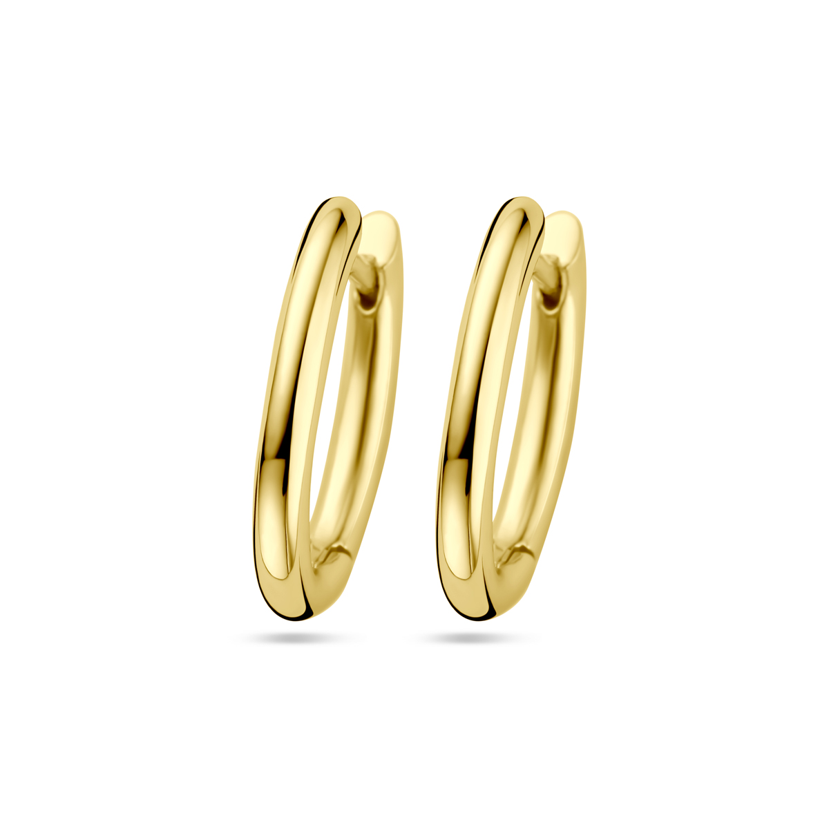 Geelgoud op 925 zilveren klapoorringen met een afmeting van 15x2mm. Geen garantie op de plating.