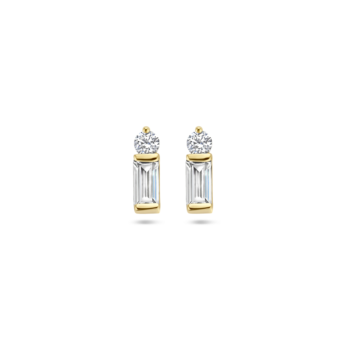 14k Geelgouden oorknoppen uitgevoerd met zirkonia. De oorknoppen hebben een afmeting van 7x2mm.