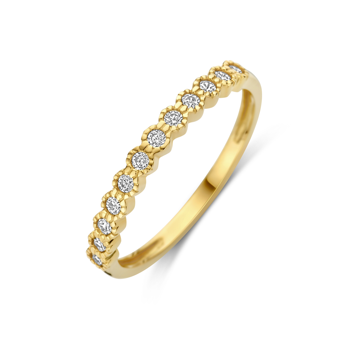 14k Geelgouden ring uitgevoerd met zirkonia. De ring heeft een breedte van 2.5mm.
