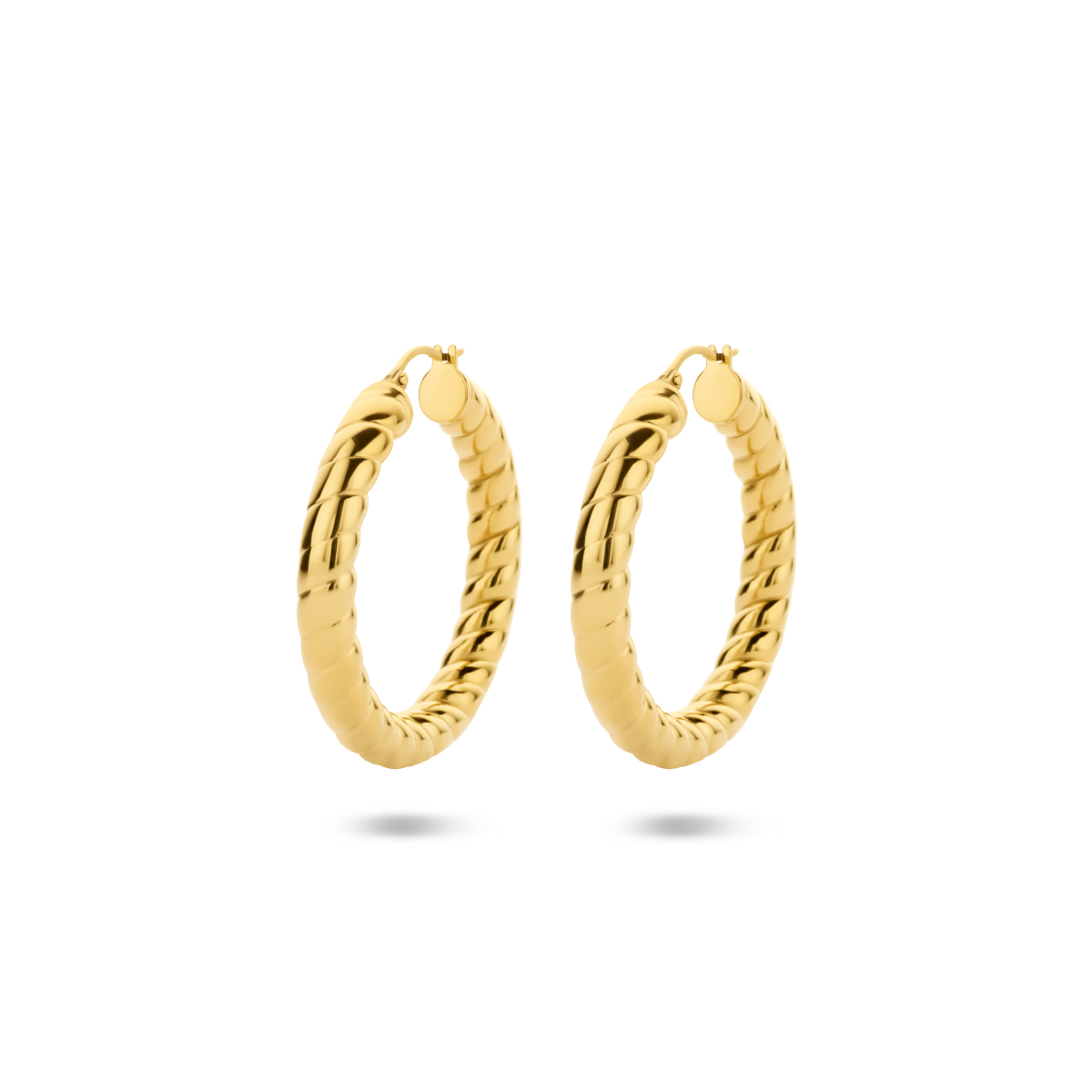 Stalen oorringen met een afmeting van 43x6mm en een geelgouden ion plating.
